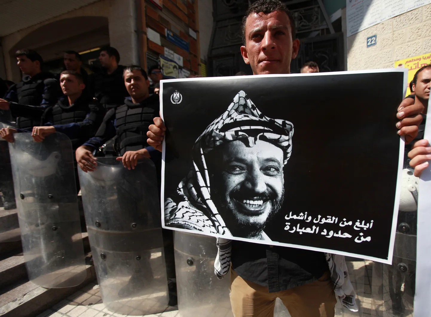 Mees hoiab käes PVO kunagise juhi Yāsir ‘Arafāti portreega plakatit.