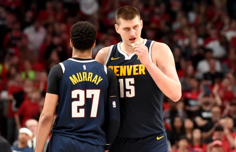 Nikola Jokic (näoga) ja Jamal Murray vedasid Denver Nuggetsi äärmiselt olulise võiduni.