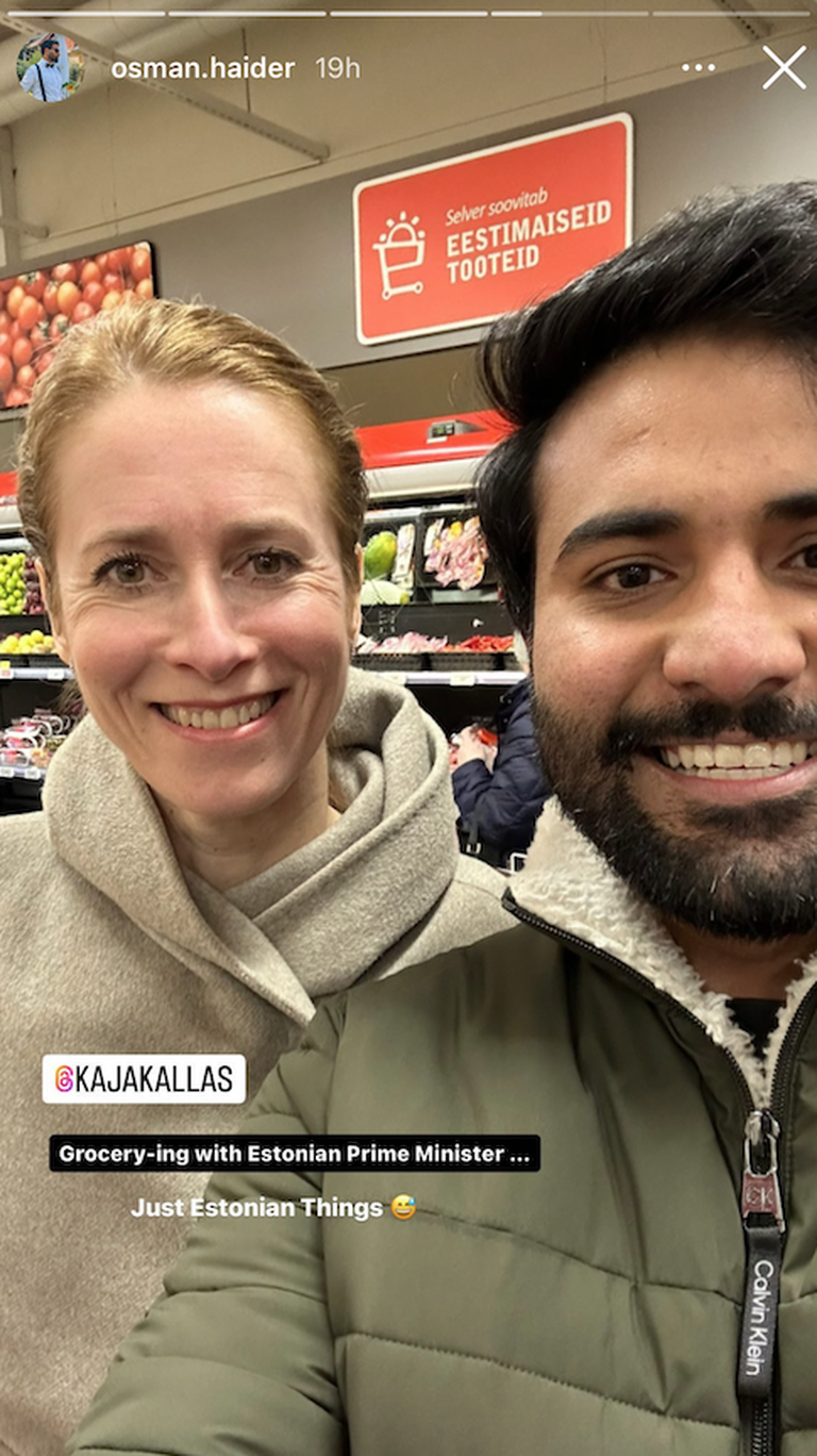 Встреча в магазине Selver: ИТ-специалист из Пакистана сфотографировался в одном из таллиннских супермаркетов с премьер-министром Эстонии Каей Каллас. 17 марта 2023 года.