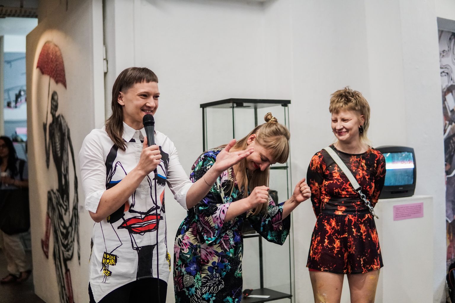 Sirla (vasakult), Kadri Lind ja Stina Leek avasid juuni alguses Berliini galeriis Neurotitan näituse Tartu tänavakunstist.