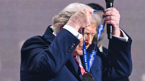 Tramps saņem FIFA miera balvu