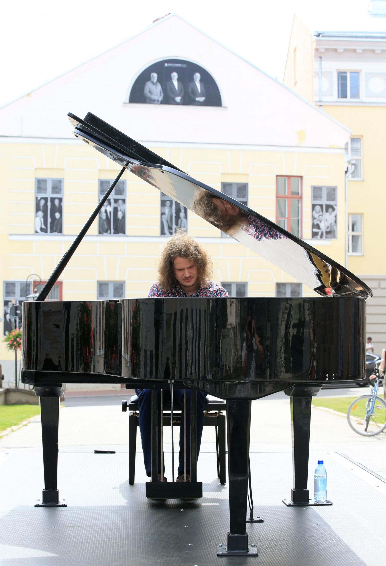 Linnaklaveril mängib Sven-Sander Šestakov, Tartus kasvanud noormees, kes on õppinud Elleri muusikakoolis, jõudnud Eesti muusika- ja teatriakadeemiasse ning säras kahe aasta eest ka klassikatähtede saates.