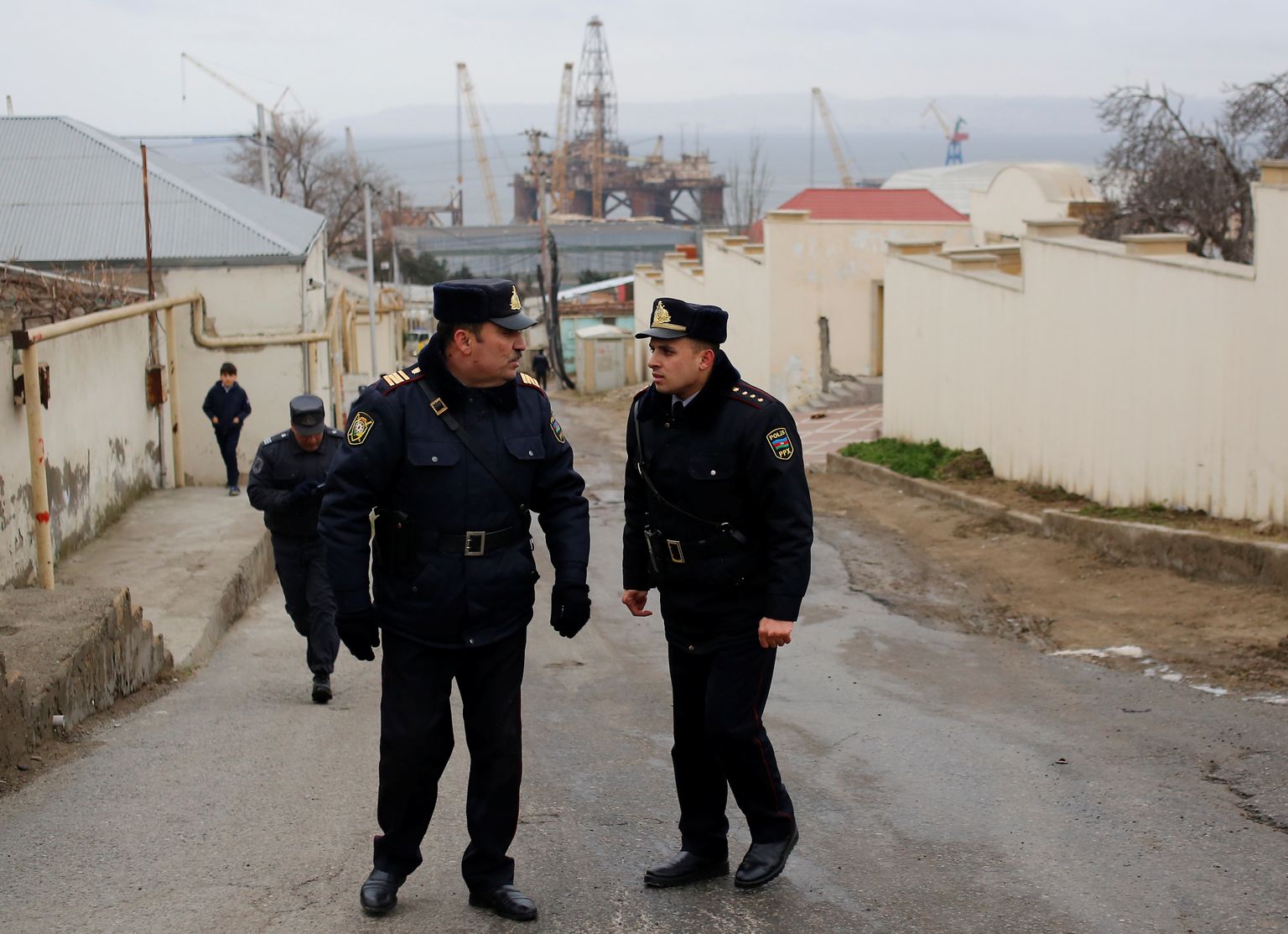 Полицейские Баку рядом с местом происшествия.