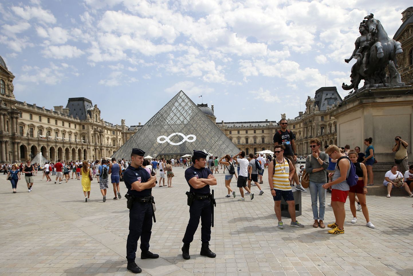 Prantsuse politseinikud Pariisis Louvre'i sissepääsu lähistel.