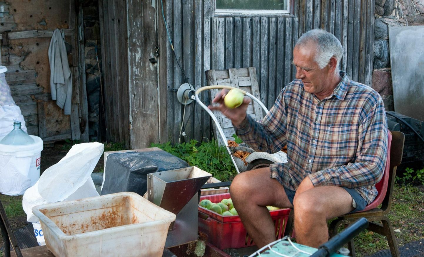 Tuntuks on Lembit Sikk saanud küll ebaõnnestunud messikorraldajana, aga sügisene õunamahla valmistamine ja luudade meisterdamine on tal aastaid hästi välja tulnud ning see on ka teenistust toonud.