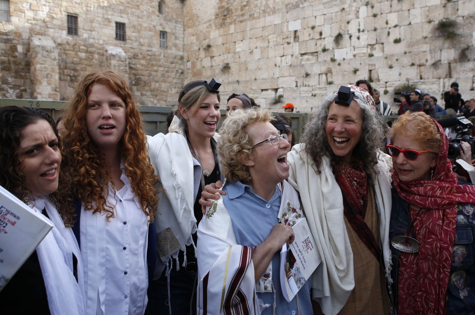 Покажи еврейский. Харедим женщины. Еврейки хасидки. Еврейские женщины в париках.