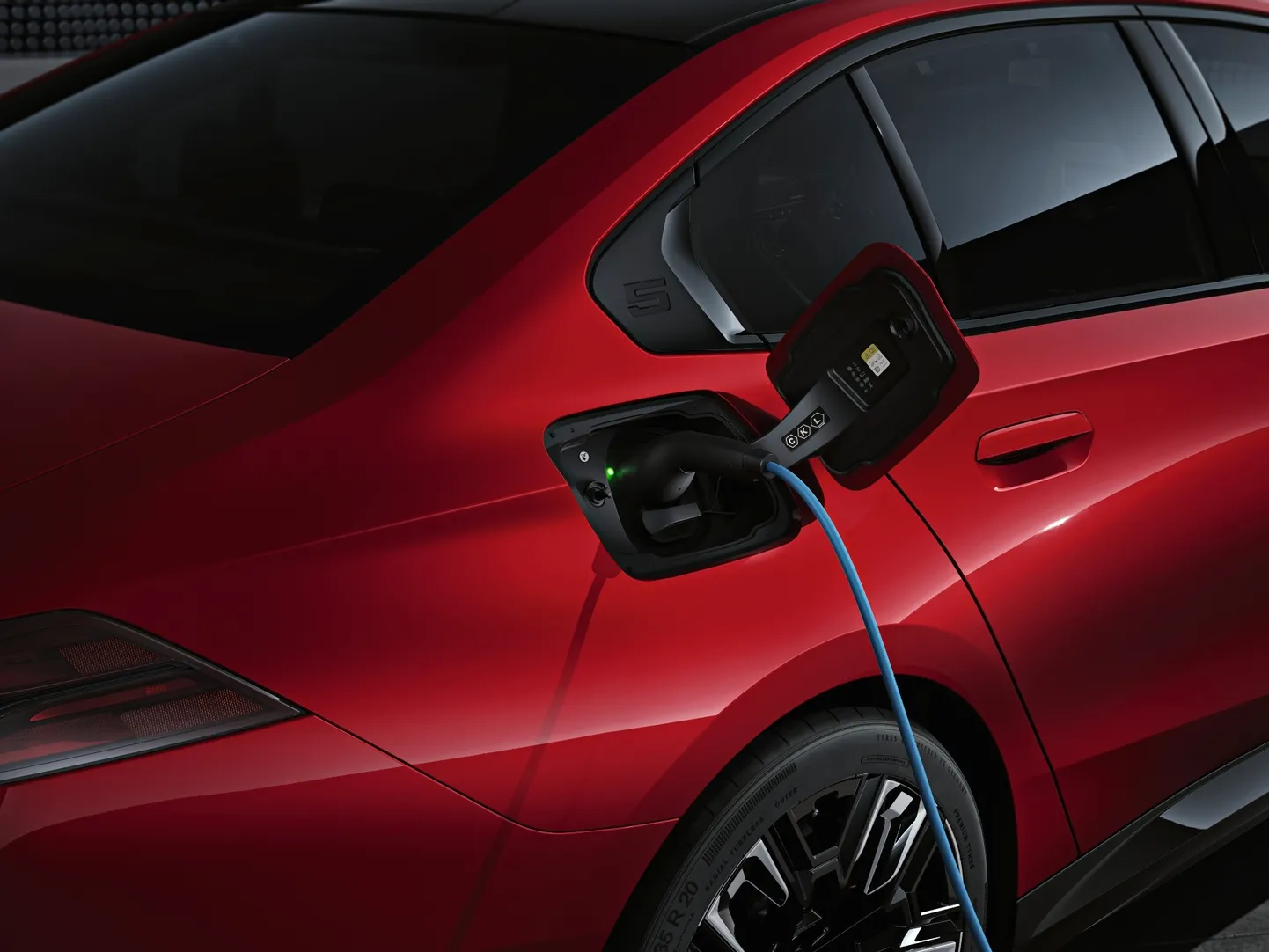 Kiirlaadijaga saab uue BMW elektrilise mudeli akut laadida umbes 30 minutiga 10 protsendilt 80 peale.