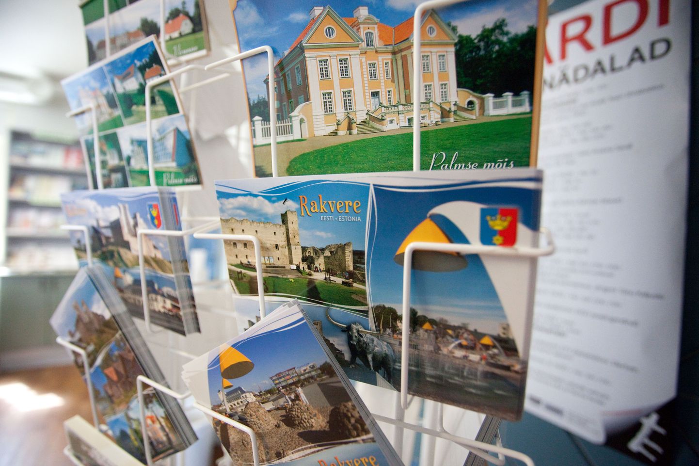 Rakveret ja Lääne-Virumaad tutvustavaid meeneid napib. Valik postkaarte ja trükiseid turismiinfokeskuses.