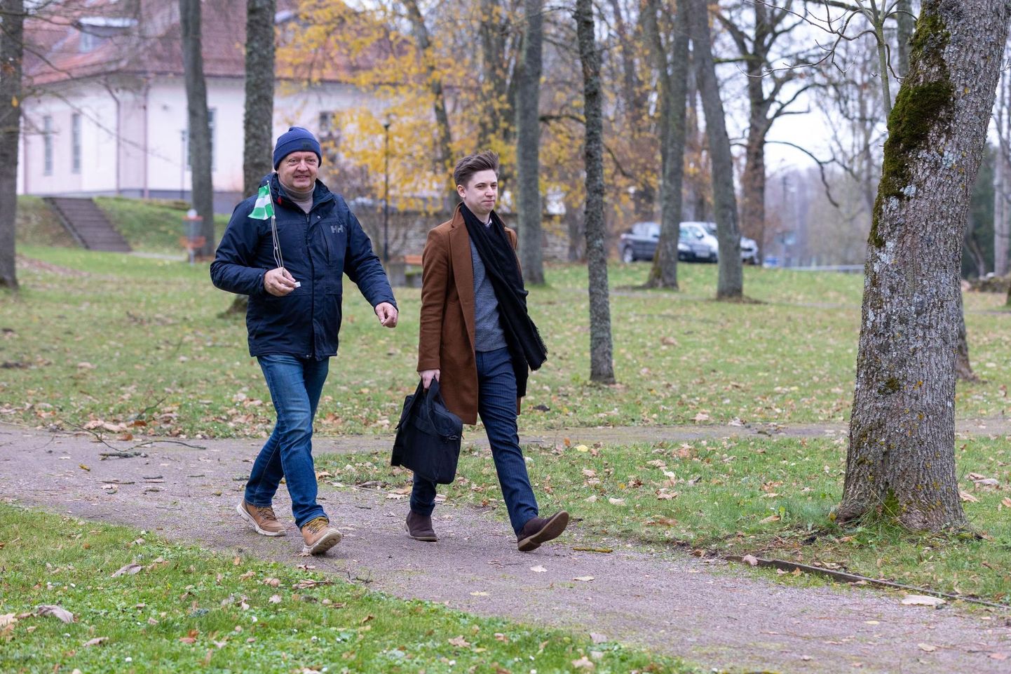 Väätsa mõisapargis korraldatud koalitsioonilepingu allkirjastamisele saabusid möödunud aasta oktoobris valla lipuga Andrus Eensoo (vasakul) ja Elar Niglas.