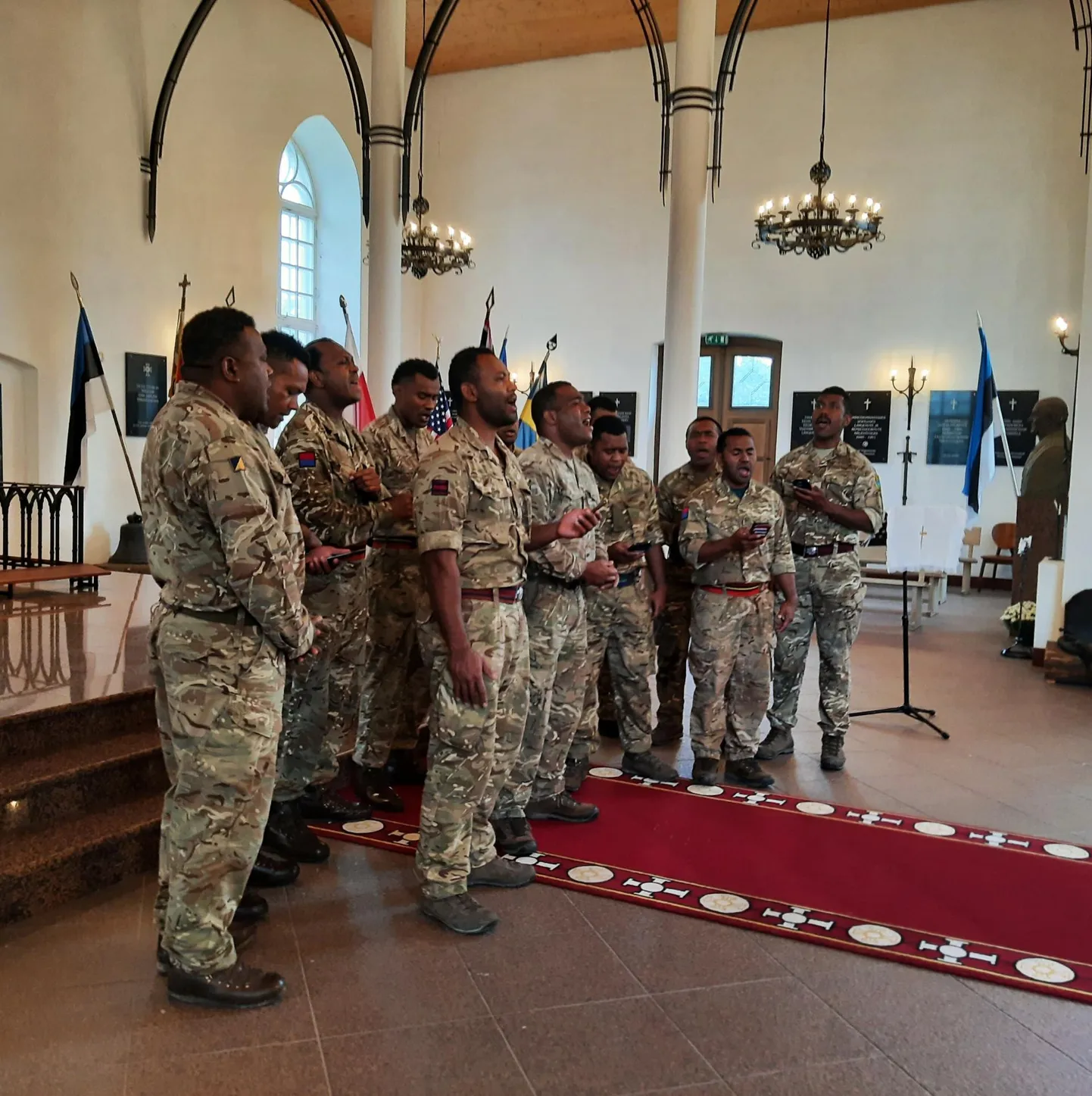 Tapal paiknevad Briti sõjaväelased, Fidži lauljad esinesid hea akustikaga Tori kirikus.
