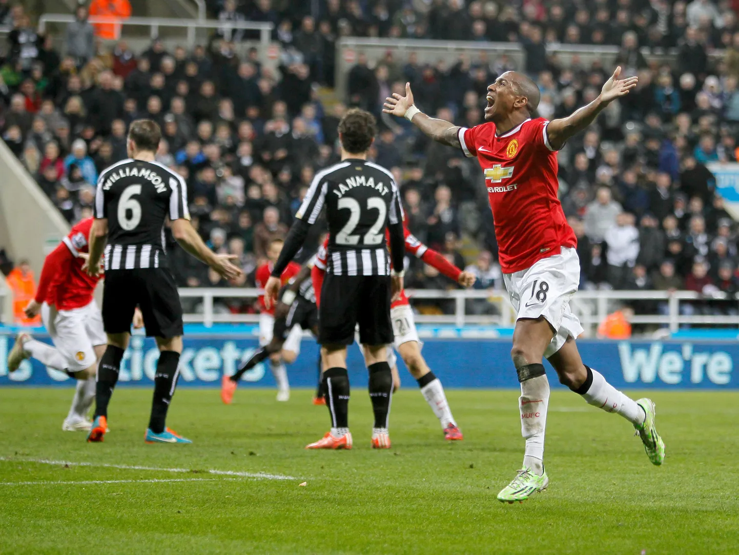 Ashley Young väravat tähistamas.