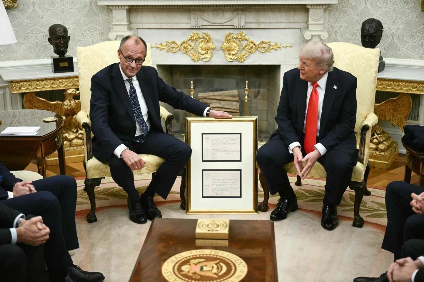 Saksamaa kantsler Friedrich Merz andis neljapäeval Valges Majas USA presidendile Donald Trumpile üle kuldraami pandud koopia viimase sakslasest vanaisa sünnitunnistusest ja selle inglisekeelsest tõlkest.