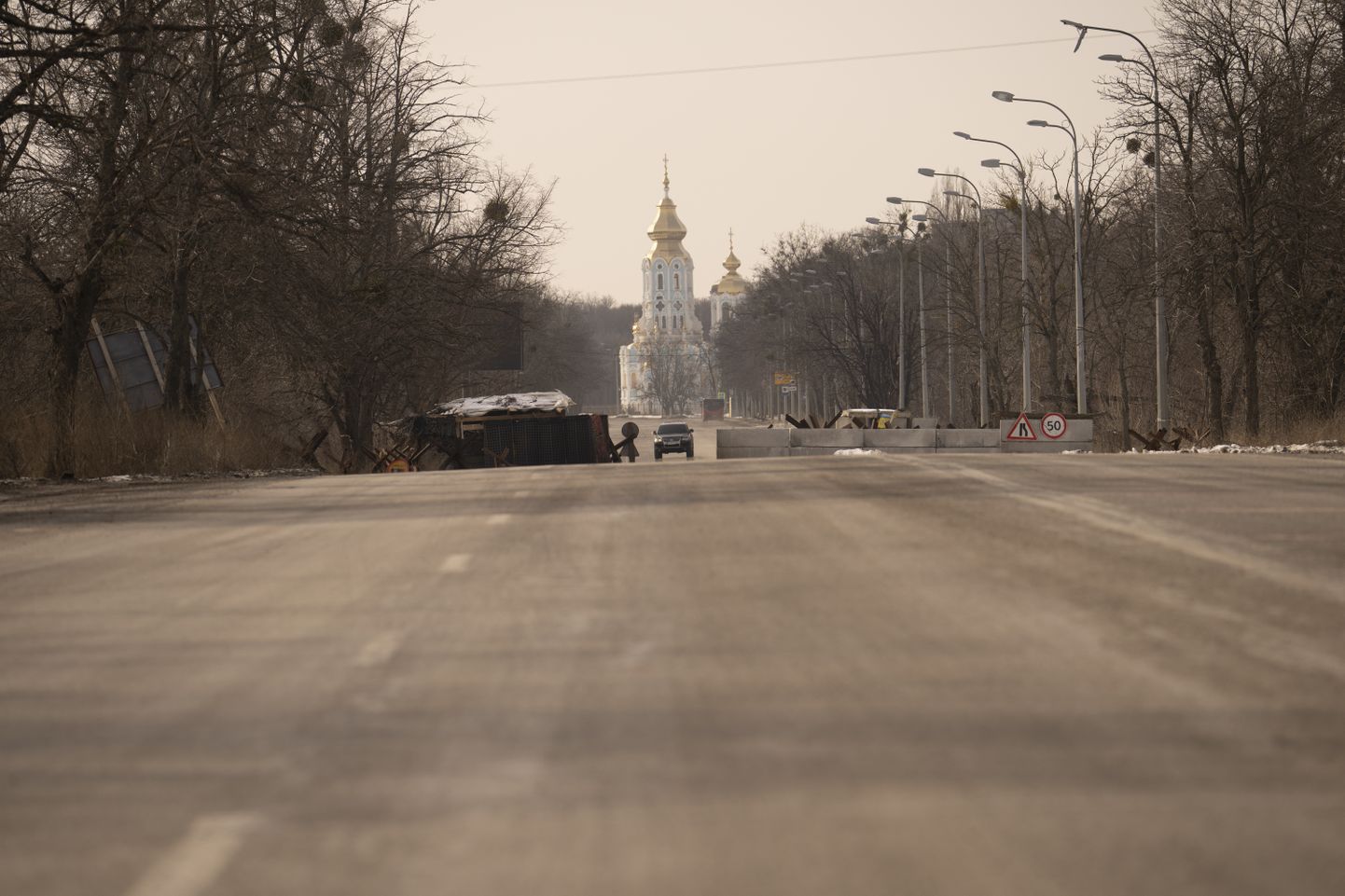 Auto läbib mõne kuu eest mehitamata kontrollpunkti Venemaal Belgorodi linnas.