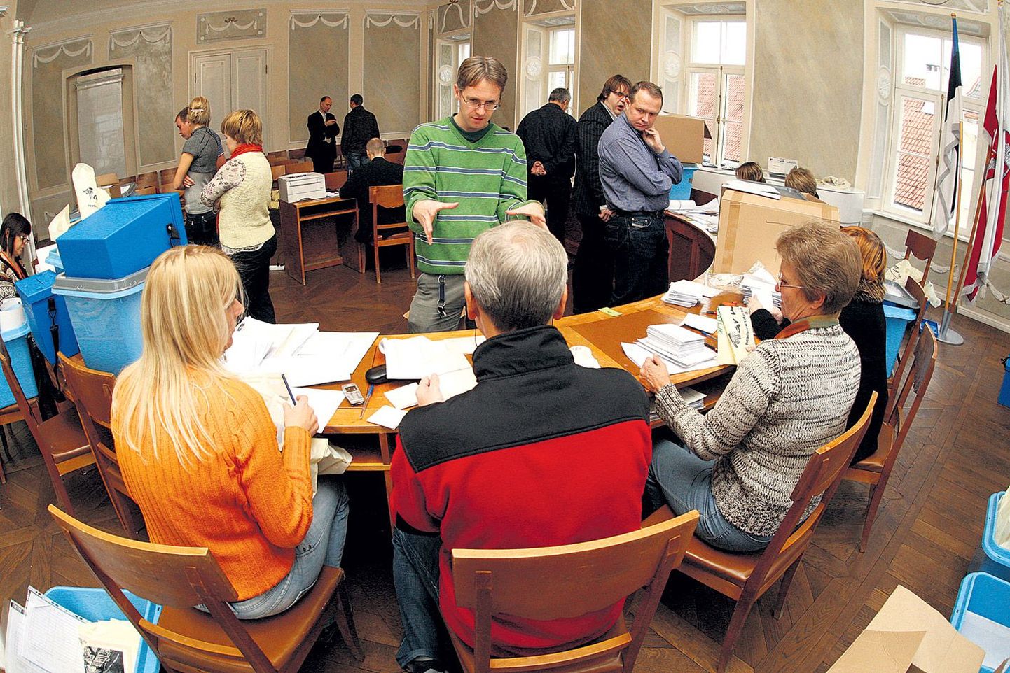 Tartu roheliste esinumber Peep Mardiste jälgis eile ennelõunal pingsalt Tartu linna valimiskomisjoni häältekontrollimise tööd.