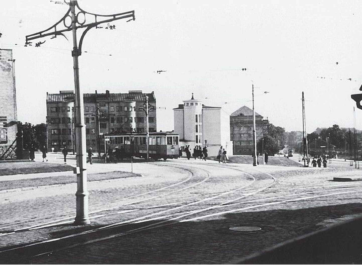 Hoonetest lagedatele platsidele rajati 1940. aastate lõpus koht, kus trammid said ümber pöörata.