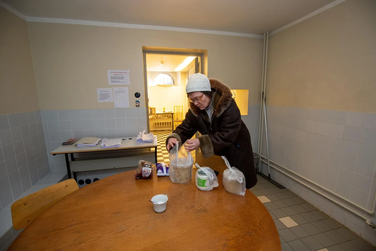 Irina Levtšenko viib Pauluse kirikus töötvast supiköögist suppi kuuele inimesele, kes sellele ise järele tulla ei saa.