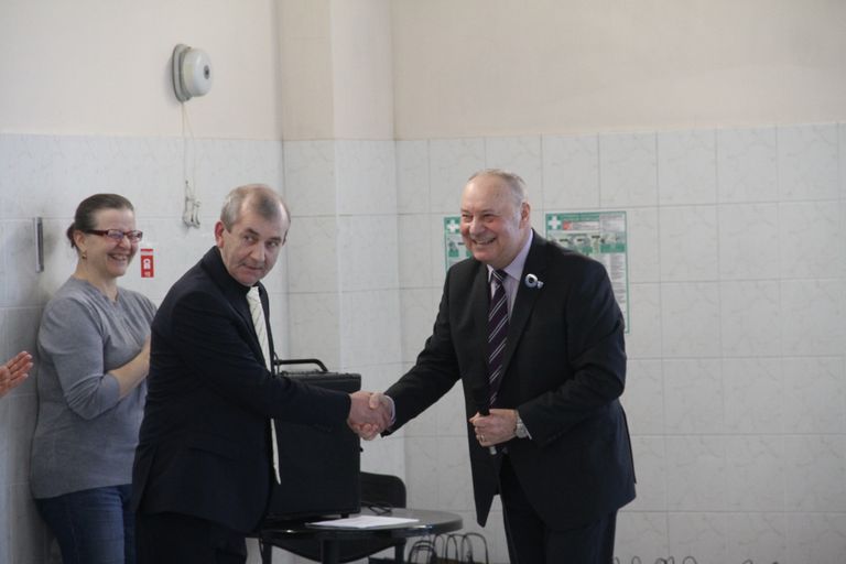 Директор спортшколы Иван Маштаков (справа) поздравляет тренера Сергея Изотова, который работает в бассейне с первого года.