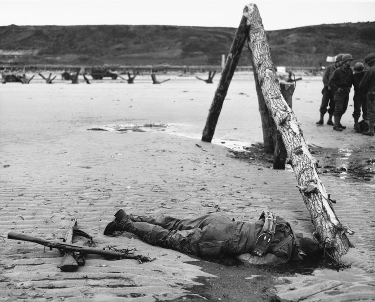 Hukkunud USA sõdur juunis 1944 Prantsusmaal Normandias Omaha rannal