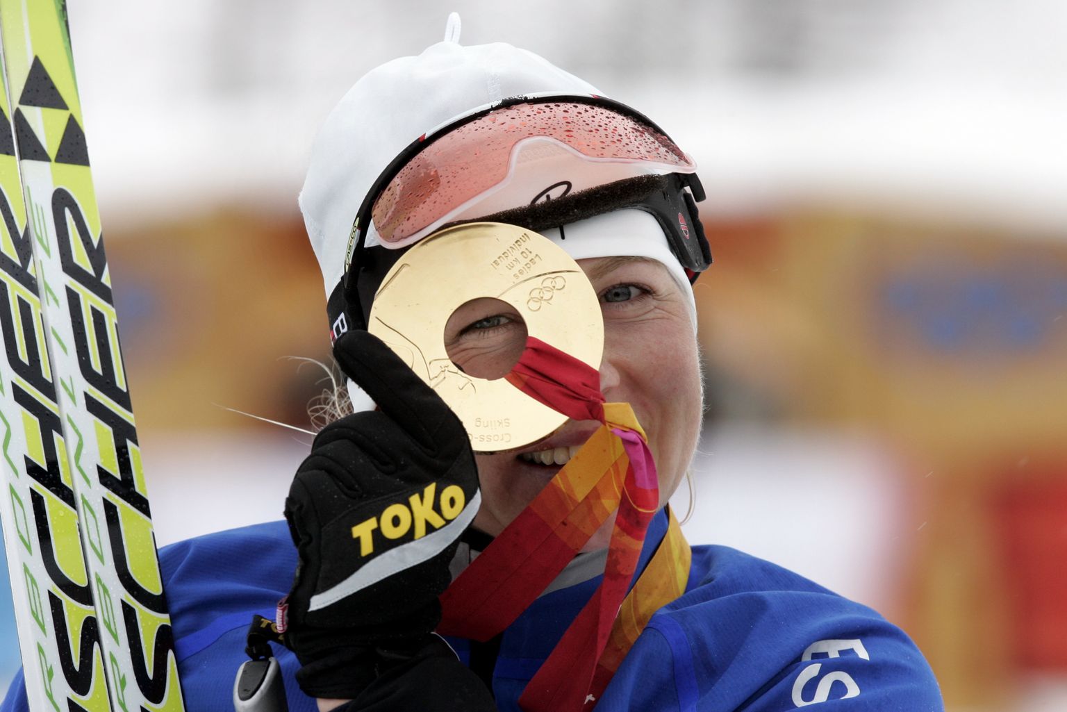 Kristina Šmigun-Vähi koos Torino mängudelt võidetud teise olümpiakullaga.