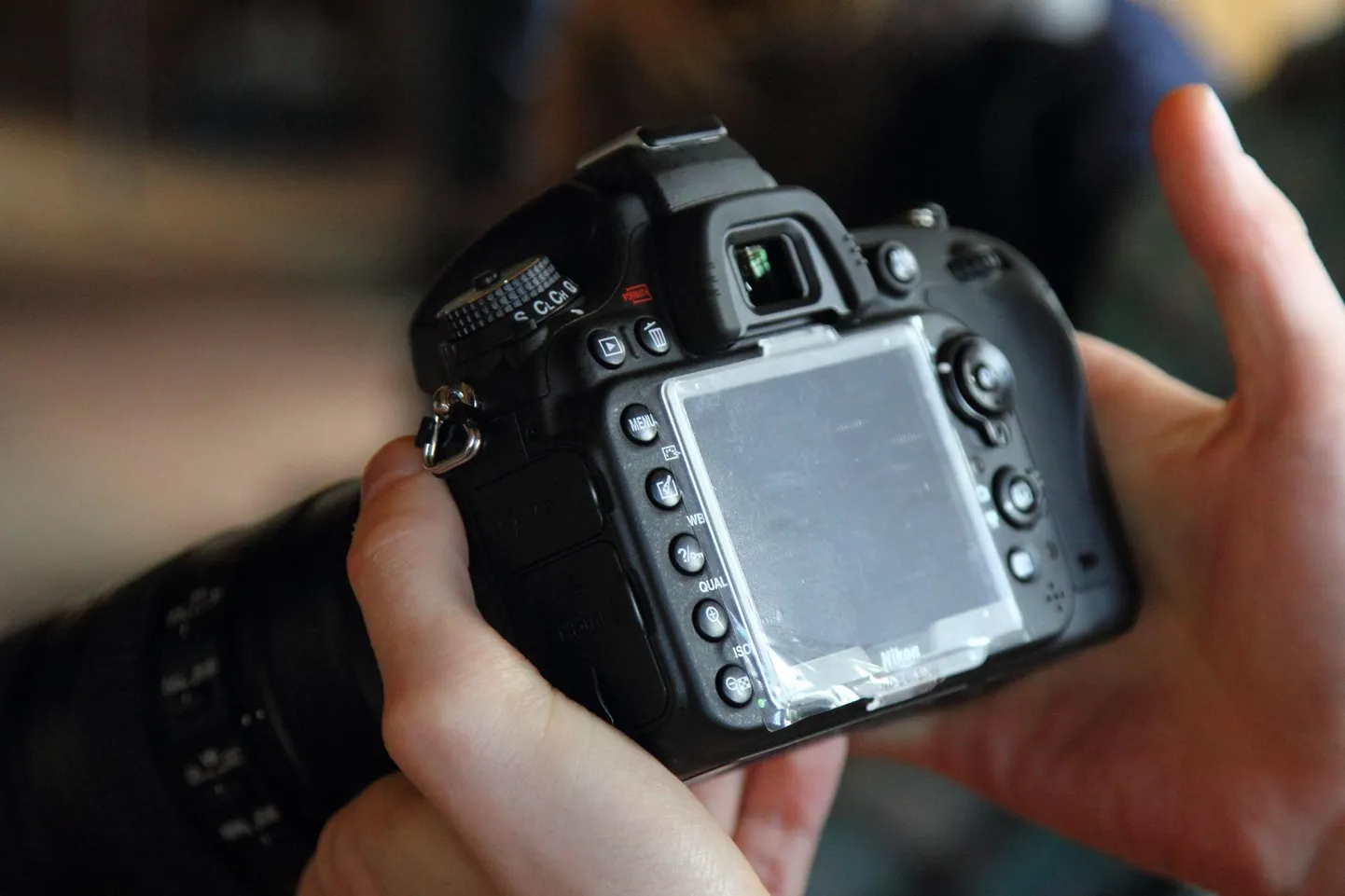 Internetis fotokaamerat müünud naine jäi ilma nii fotovarustusest kui välismaisele pangakontole kantud rahast.