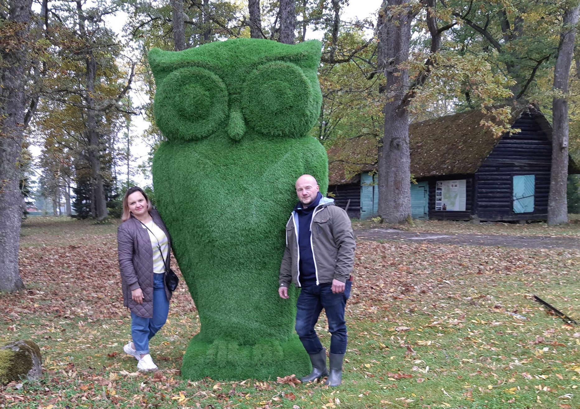 Родители Екатерина Рябцева и Алексей Рябцев поразили школьный коллектив огромной скульптурой, которую они установили в мызном парке на прошлой неделе.