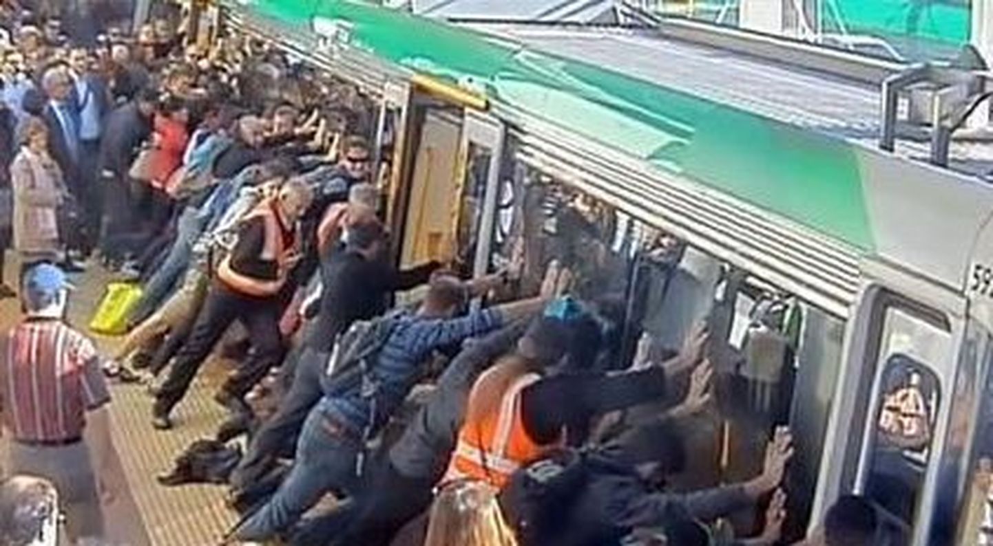 Reisijad lükkasid rongi, et päästa kinnijäänud mees