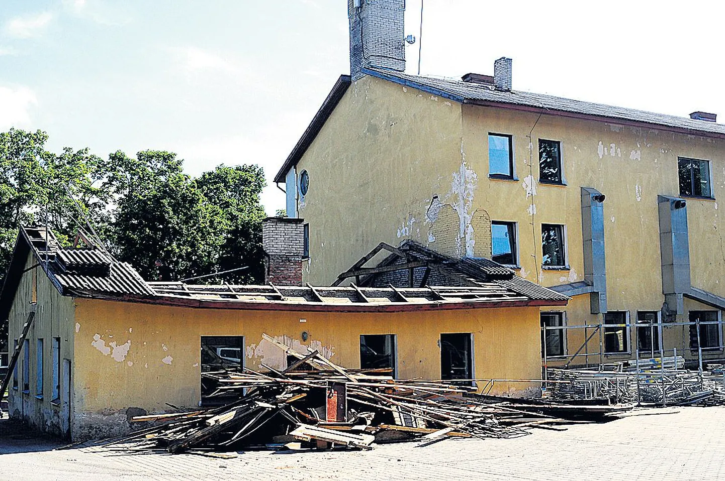 Otepää gümnaasiumi vana garaai (esiplaanil) asemele tuleb garderoob.
