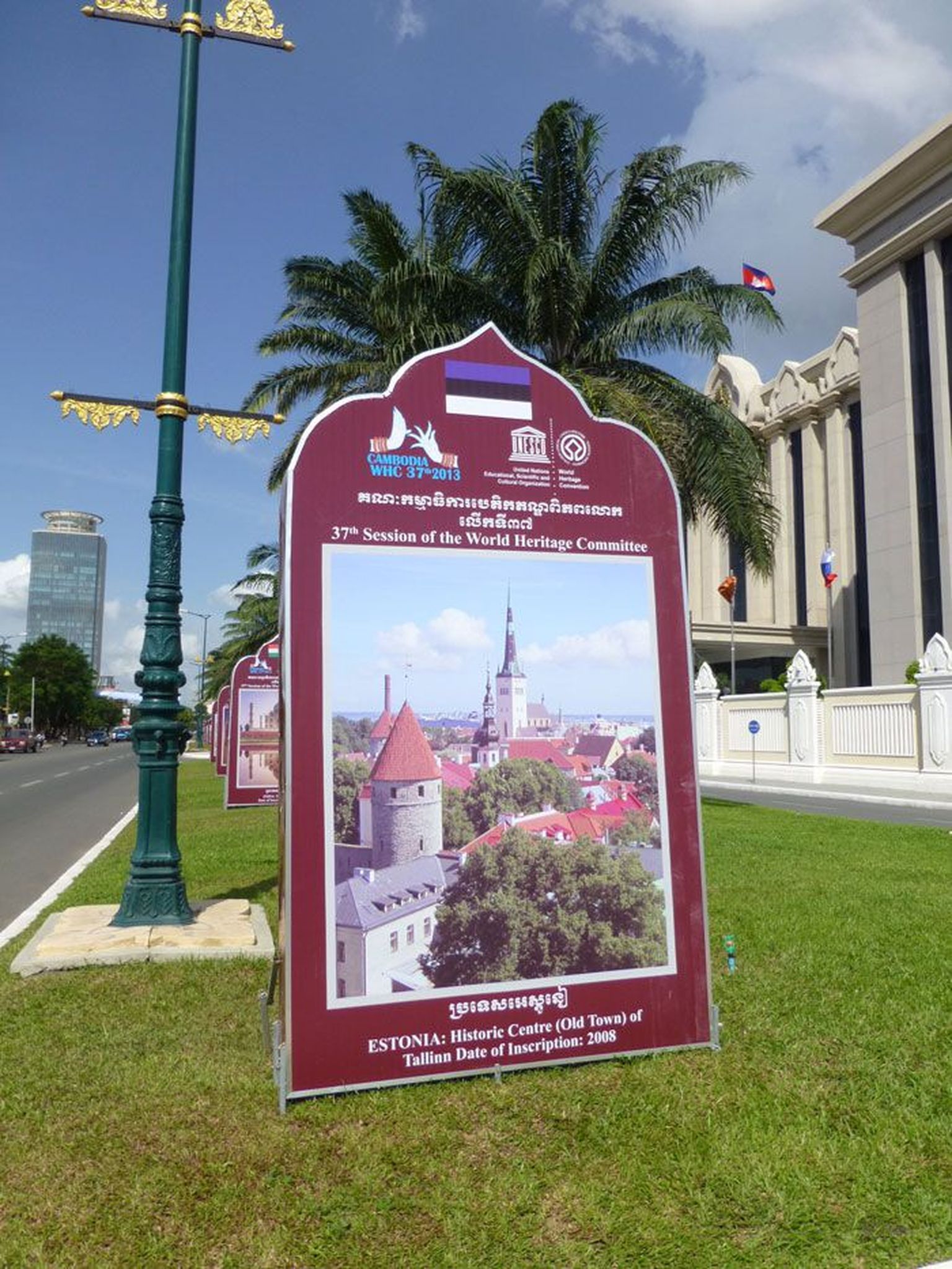 Tallinna vanalinna stendike esindamas Eestit kui maailmapärandi komitee liiget Rahupalee ees Venemaa bulvaril Phnom Penhis.