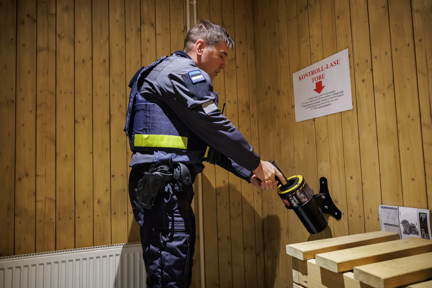 Politsei- ja piirivalveameti eriettevalmistuse ja taktikalise varustuse grupi juht Jaak Kiviste demonstreerib relva ohutuse kontrolli ja hooldust.