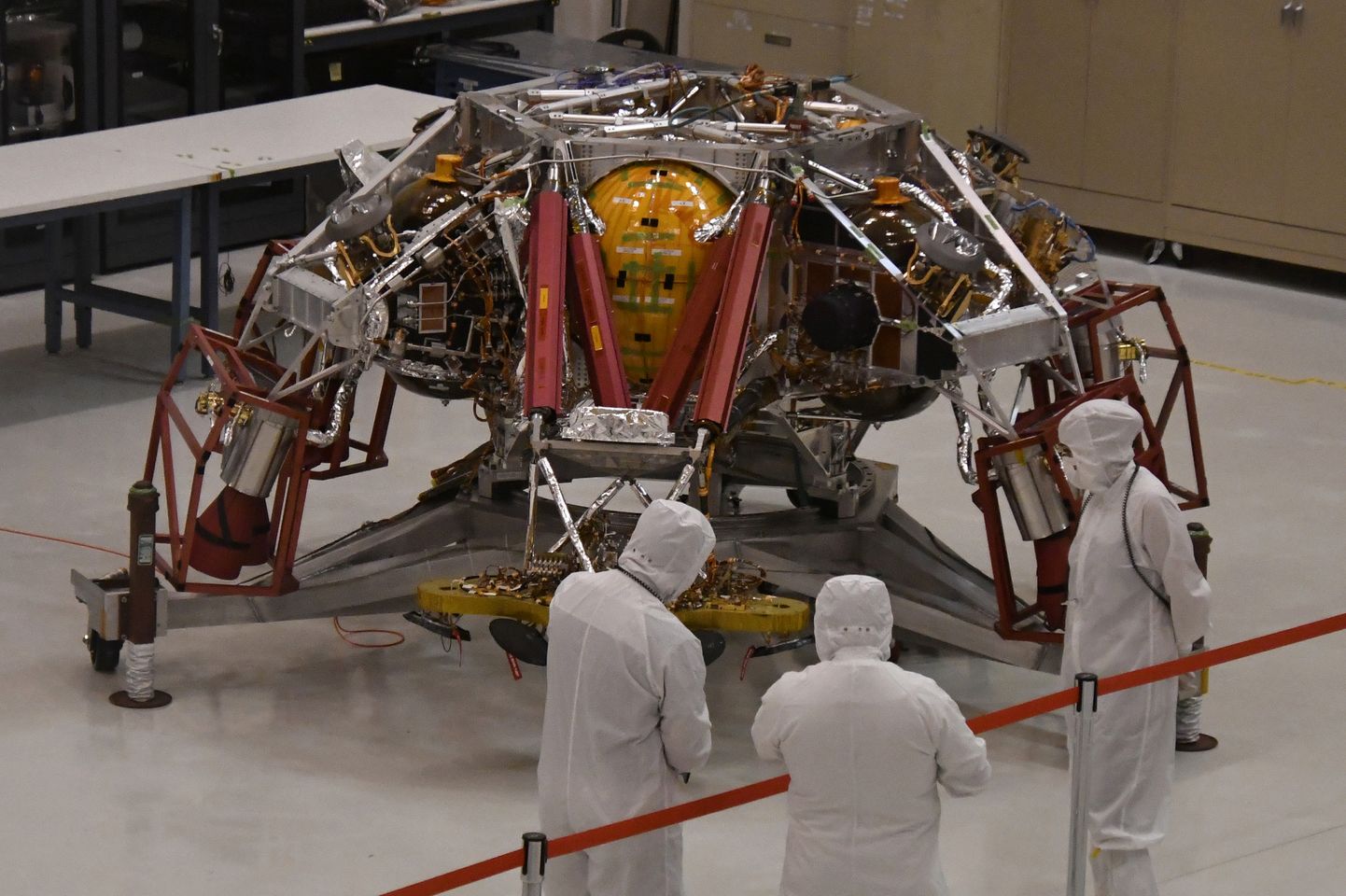 NASA teadlased Mars2020 kulguri ehitusel.