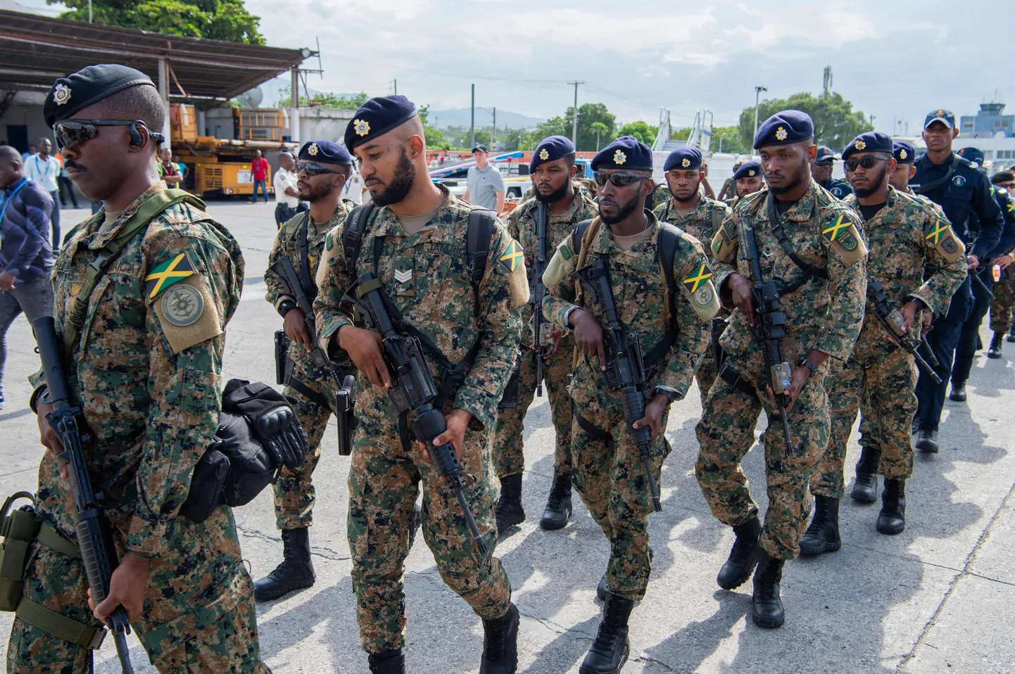 Jamaica sõjaväelased ja politseinikud saabumas Haiti pealinna abistamaks võitluses kuritegelike jõukude vastu.