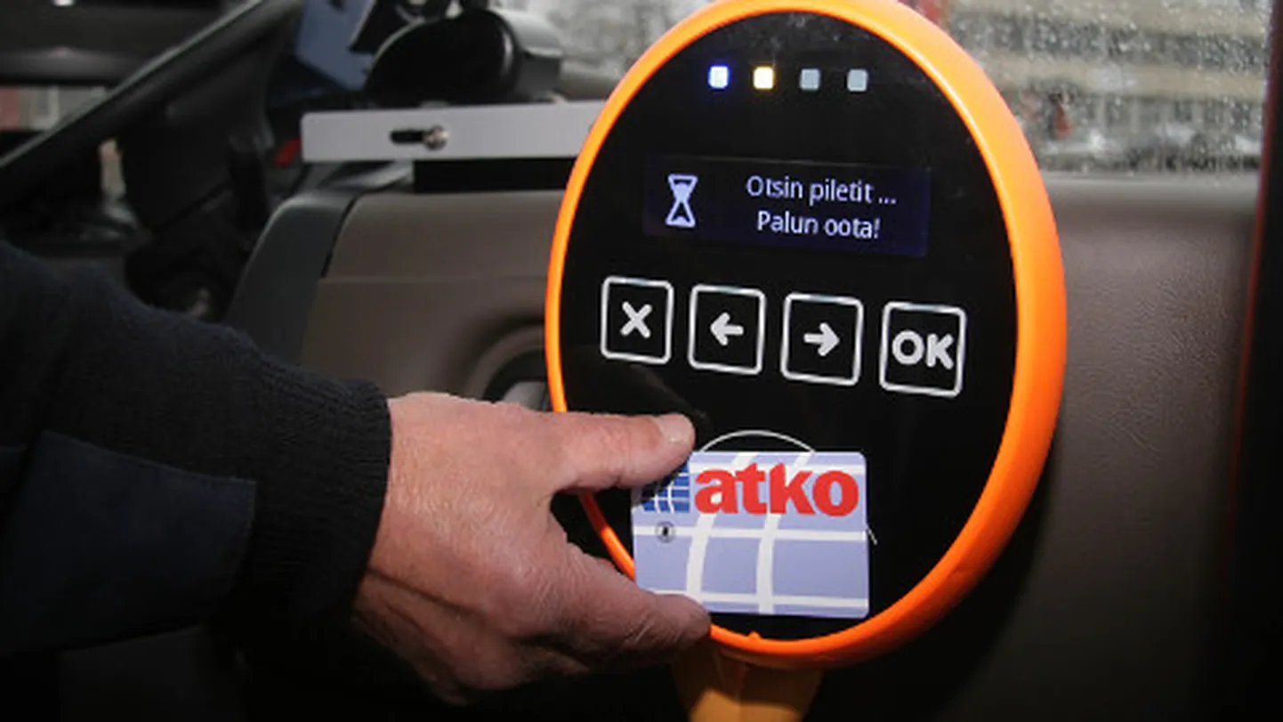 Tuvasti loeb kaardilt sõitja vanuse ja elukoha andmeid ning edastab need kohe elektroonilisele süsteemile: nii teab vedajafirma dispetšer sõitjatevoost kõike.