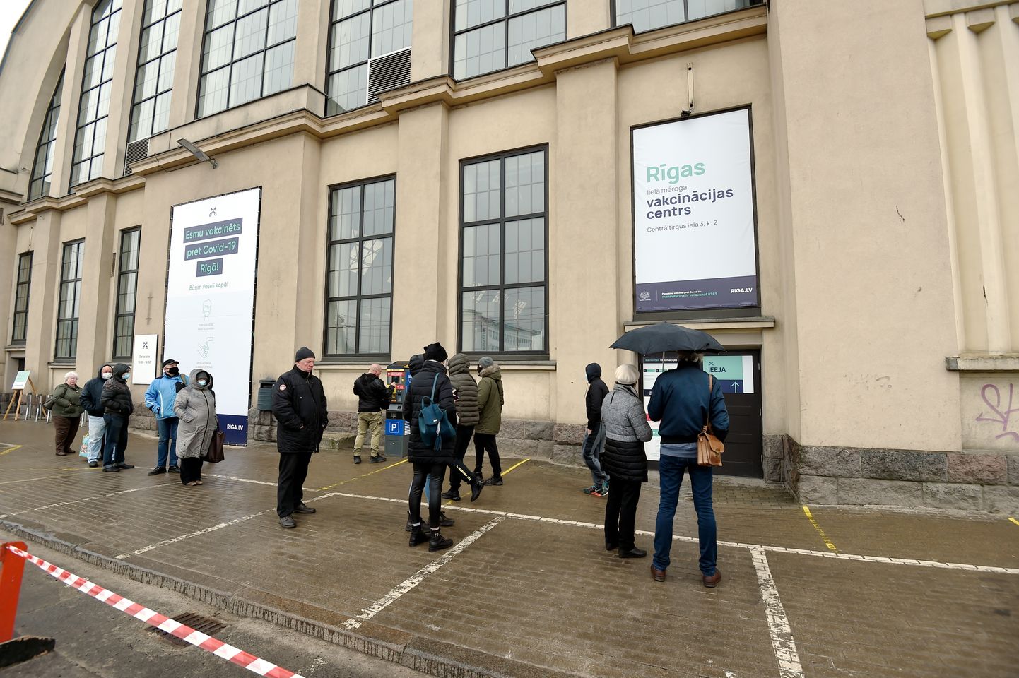 Cilvēku rinda pie Rīgas Centrāltirgus Gastro tirgus, kurā atvērts masveida vakcinācijas centrs, kur vakcīnu pret Covid-19 saņem prioritārās grupas - seniori virs 70 gadiem un iedzīvotāji ar hroniskām saslimšanām.