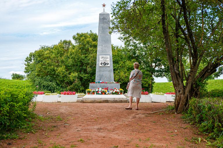 Елена у советского памятника в Нарве. 