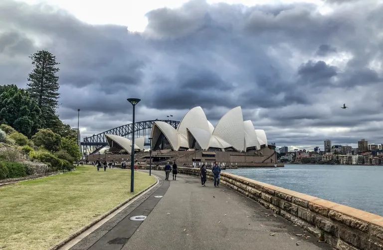 Tormine taevas Sydney ooperiteatri kohal.