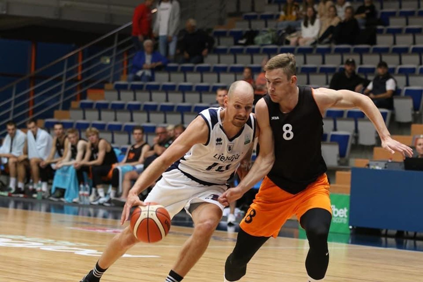 Pärnu Sadama korvpallimeeskond sai Lätis Liepājas treeningmängudes kirja ülekaaluka võidu ja napi kaotuse.