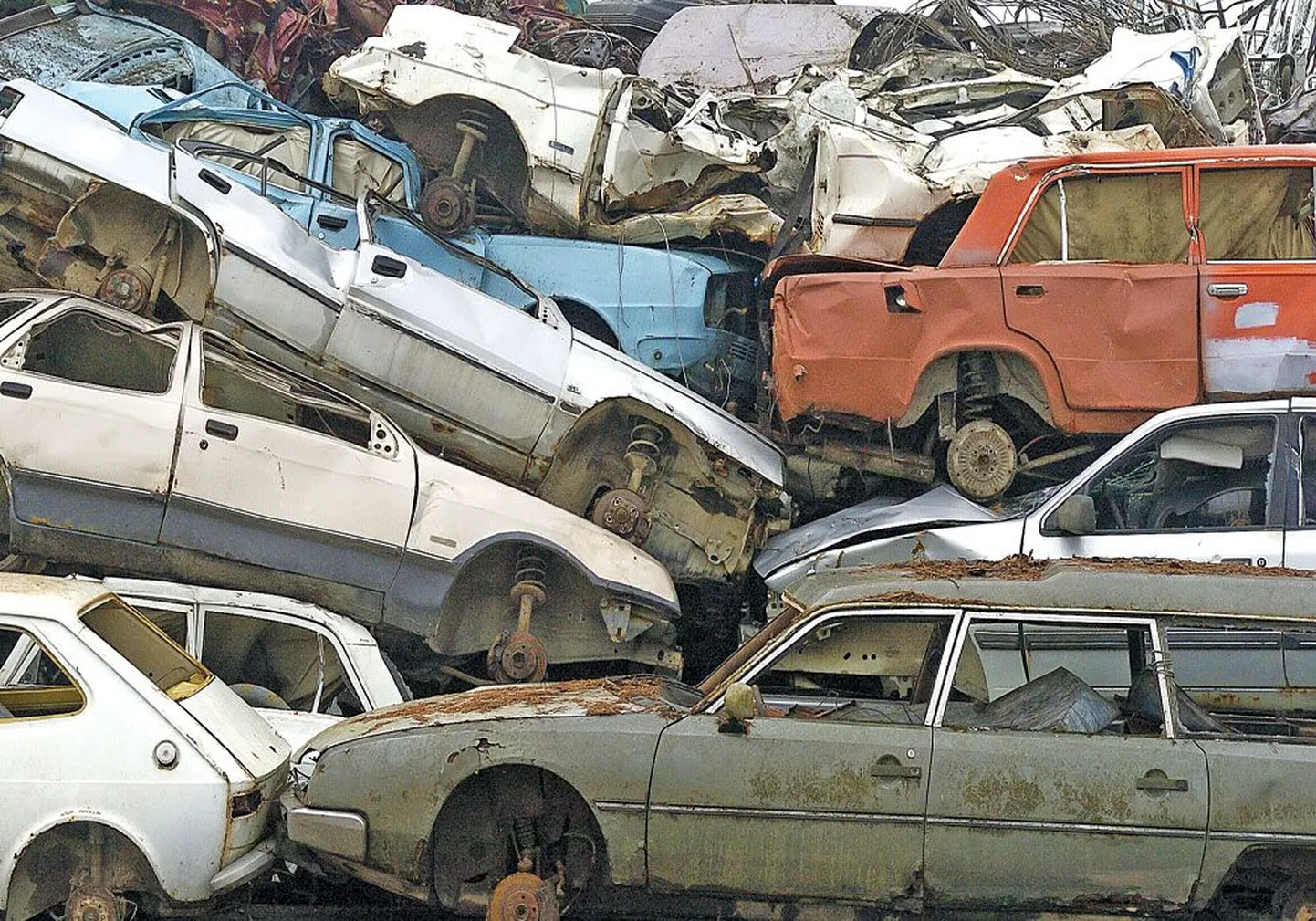 Отслуживший свой срок автомобиль все равно имеет ценность: это металлолом и запчасти, за которые можно получить неплохие деньги.