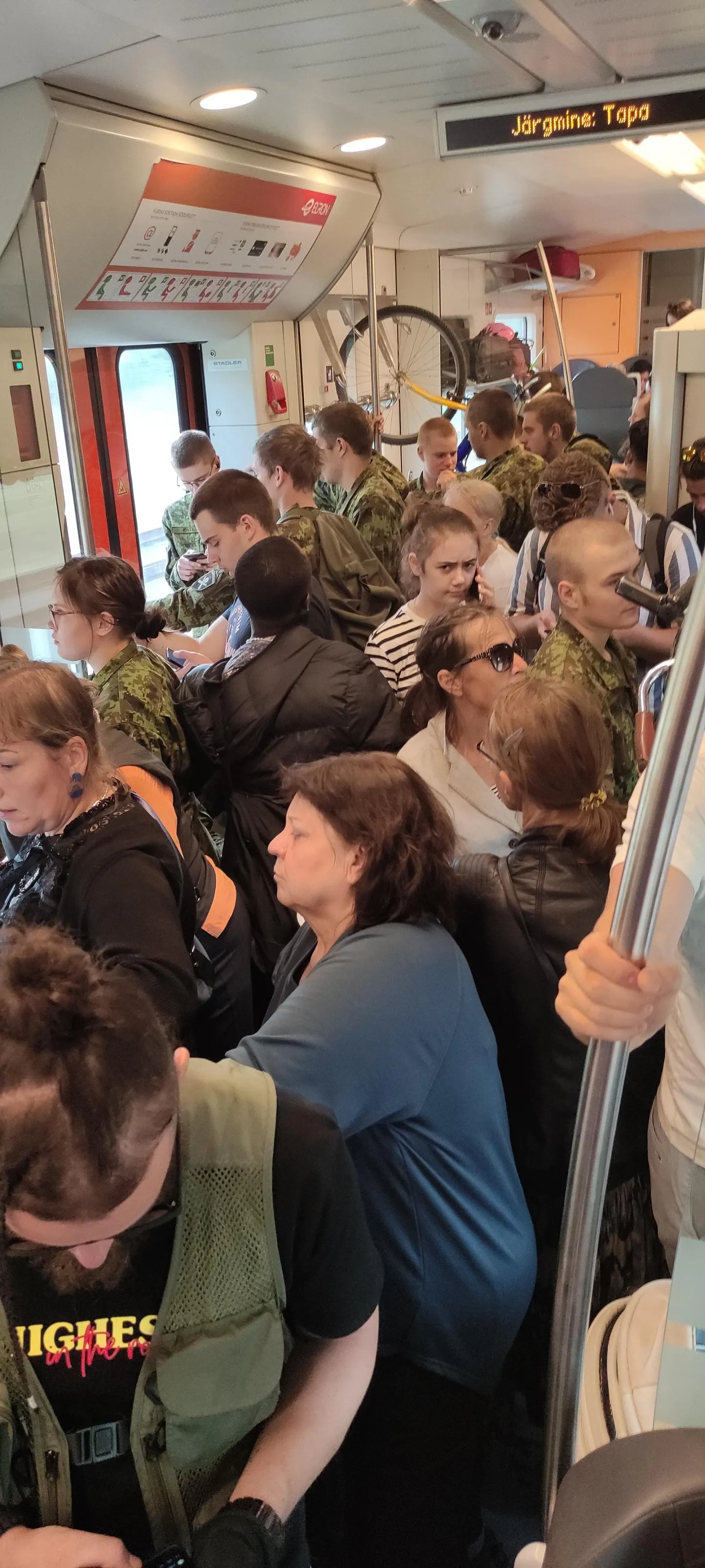 Suur reisijate arvtoob tipptundidel kaasa ülerahavastatud rongid.