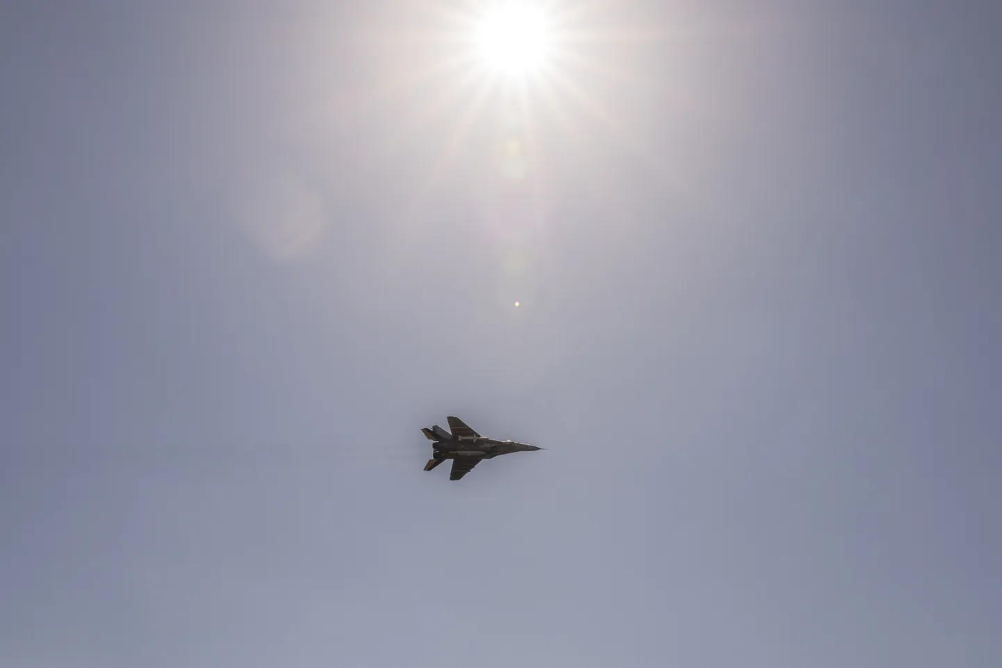 Vaatamata Venemaa armee pingutustele on Ukraina õhuvägi alles ja tegutsemisvõimeline. Pildil lendab Donetski piirkonnas missioonil Ukraina MiG-29, 28. märts 2024.