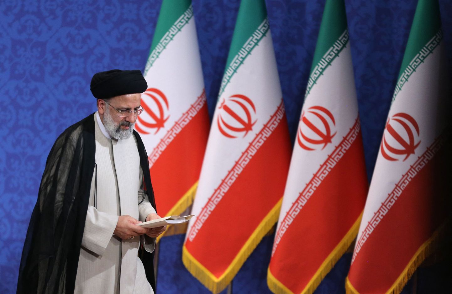 Iraani president Ebrahim Raisi esimesel pressikonverentsil.