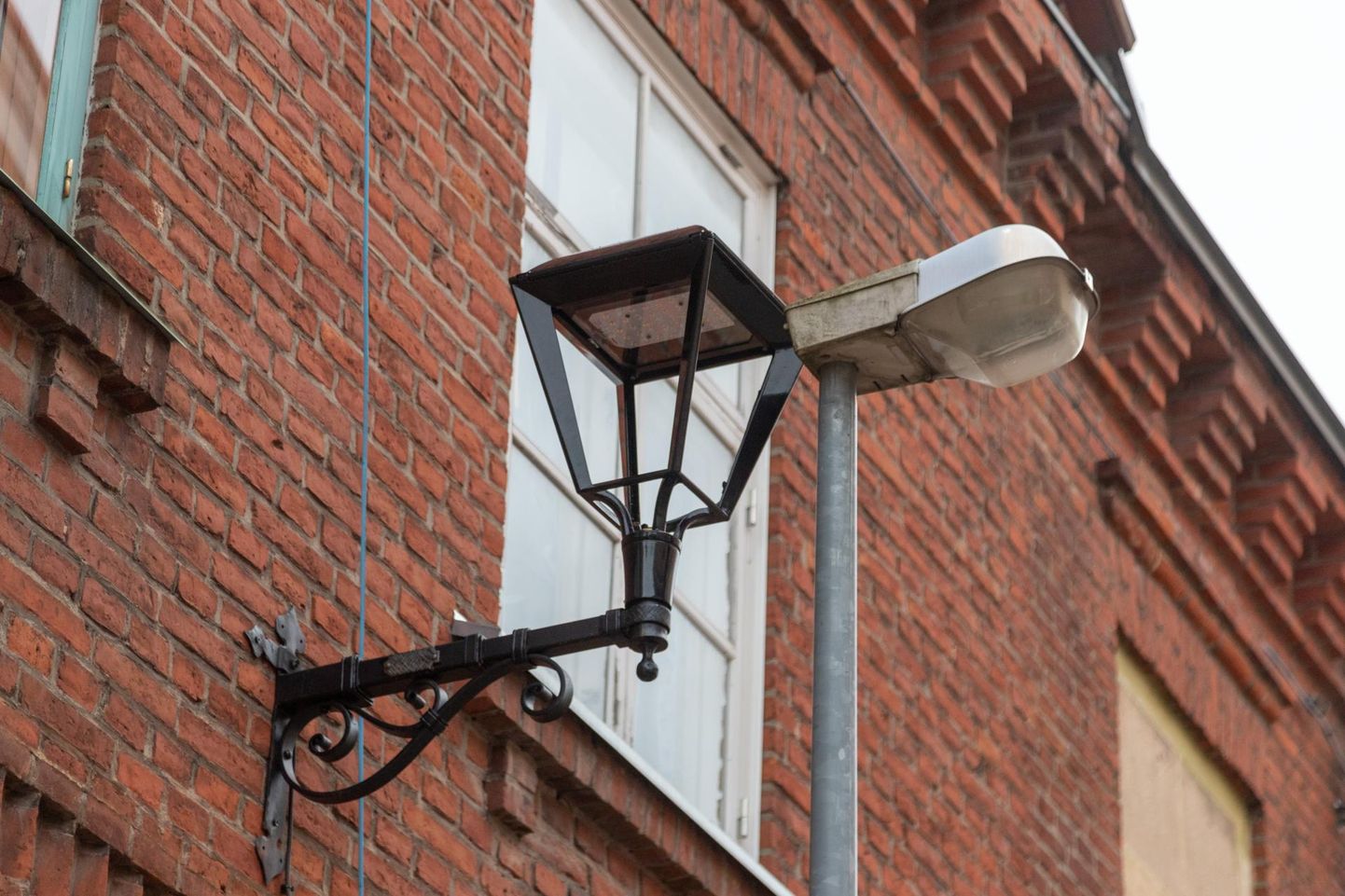 Praegu võib Pikal tänaval näha uut ja endist valgustit, kuid peagi hallid postid koos lambiga kaovad ja jäävad alles mustad laternad.