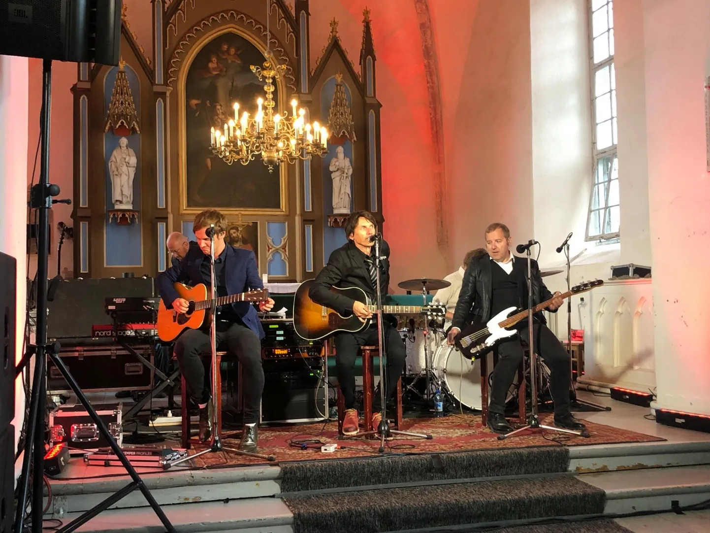 Ansambel Smilers andis eile õhtul Viru-Jaagupi kirikus võimsa kontserdi.