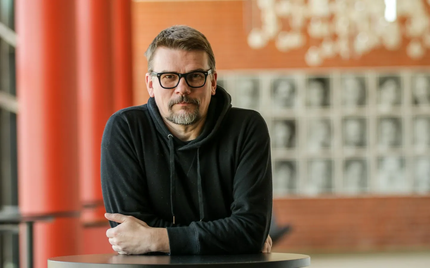 Andres Noormets on üle pika aja taas Ugalas lavastamas: täna esietendub Henrik Ibseni «Naine merelt».