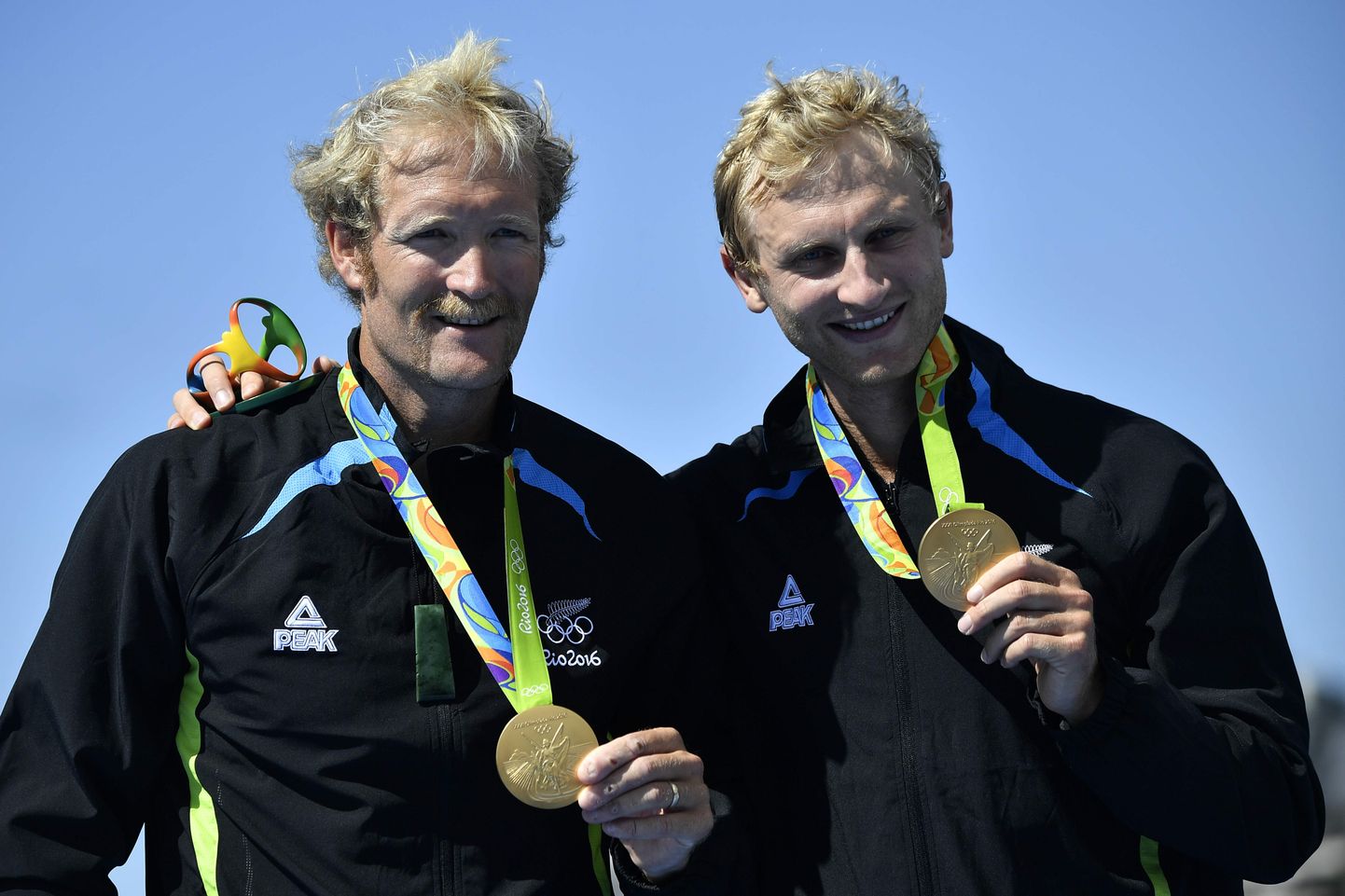 Hamish Bond (paremal) 2016. aasta Rio olümpiamängude kuldmedaliga. Kõrval tema sõudmispaadi paariline Eric Murray.