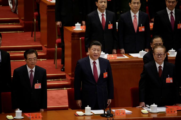 Xi Jinping teatamas parteikongressi lõppemisest. JASON LEE/REUTERS/SCANPIX