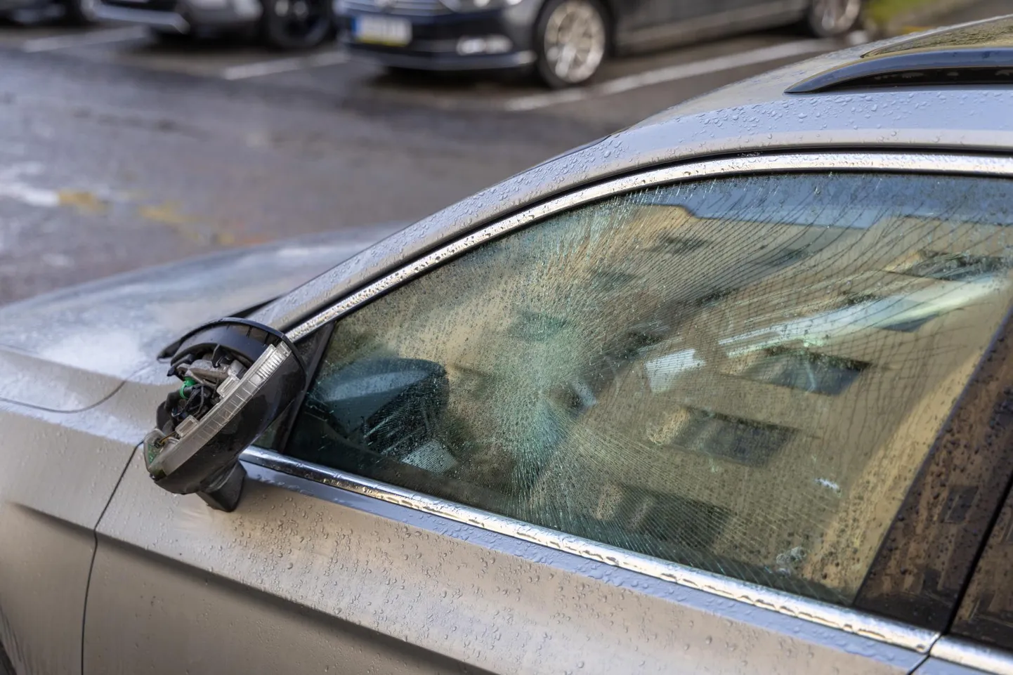 Pühapäeva öösel jäid mitu Toome tänava kortermaja ees seisvat autot lõhkujale ette.