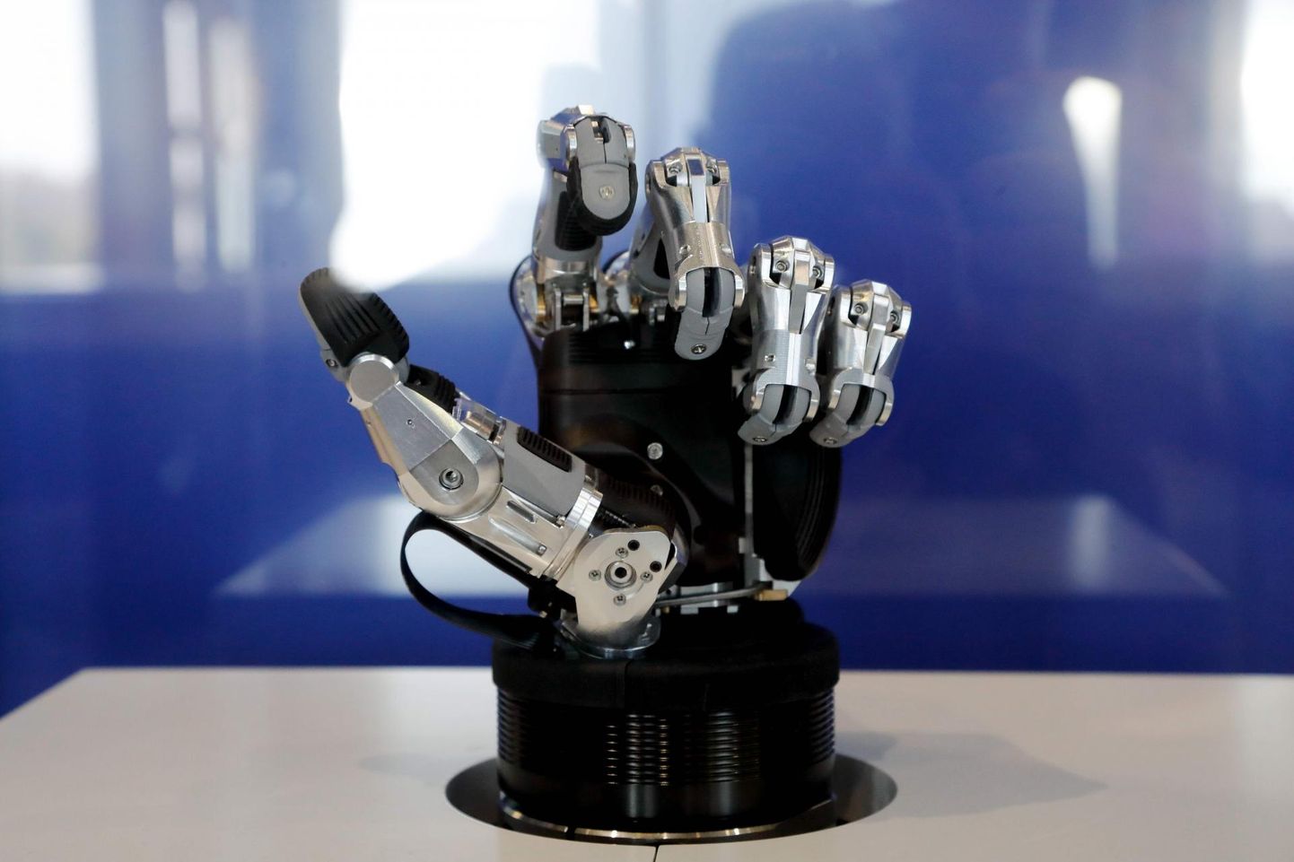 Robotkäsi Pariisi robotikonverentsil.