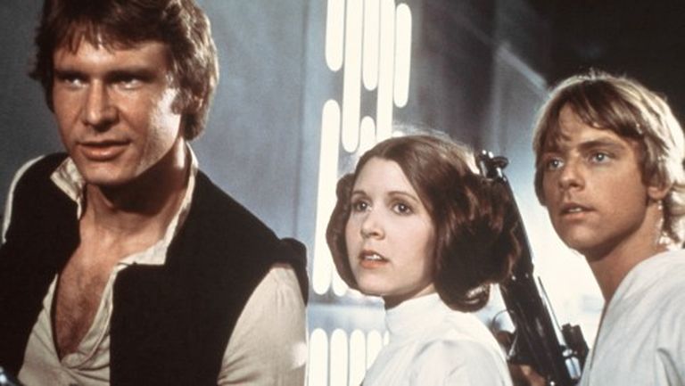 Kerija Fišere (centrā) filmā "Star Wars" ("Zvaigžņu kari") 1977. gads 
