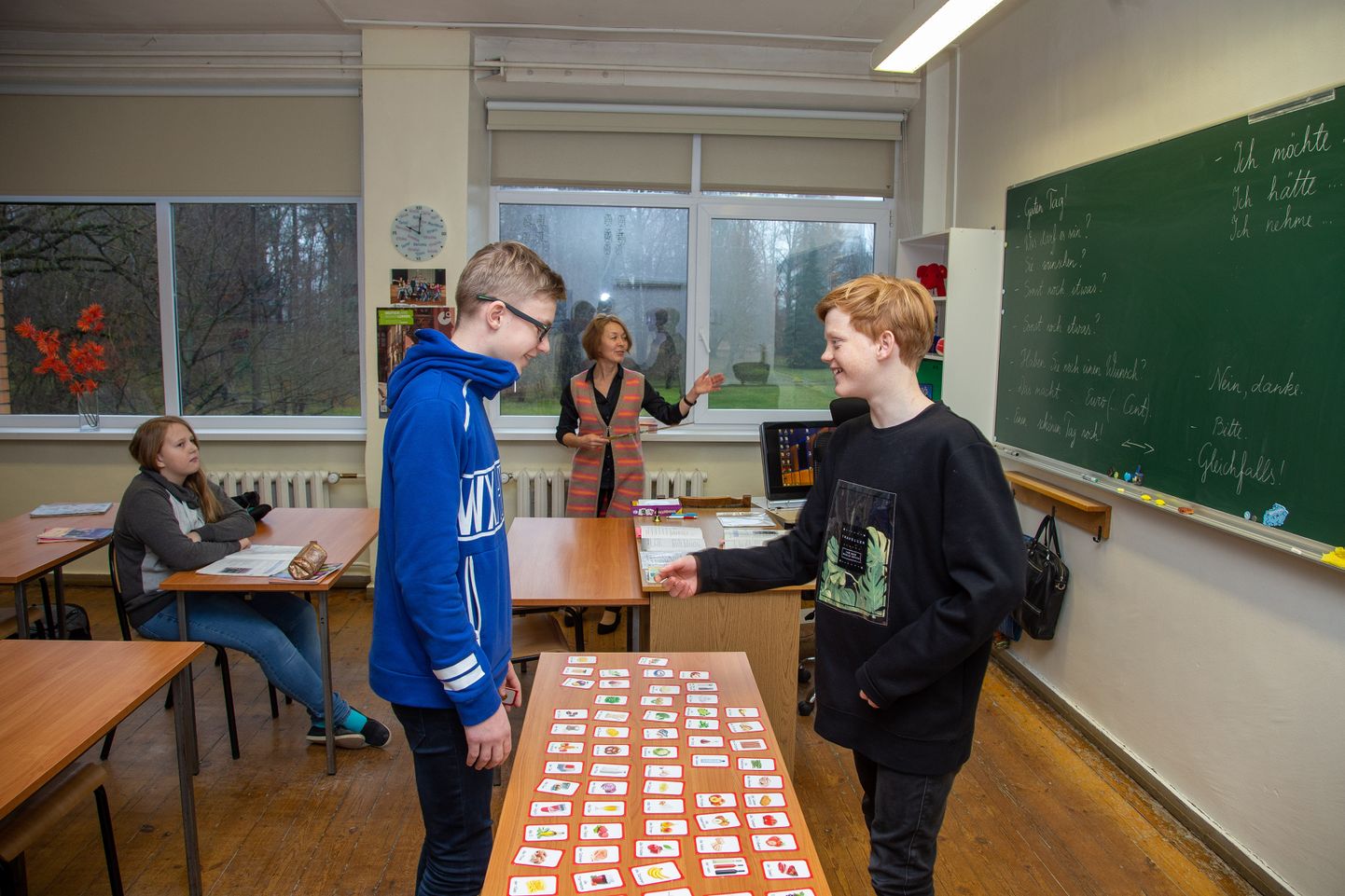 Türi põhikooli VII klassi saksa keele tunnis mängivad Kuldar Helior Saarse (paremal) ja Samuel Beekmann poodi. Neid jälgib eemalt õpetaja Jaanika Eik.