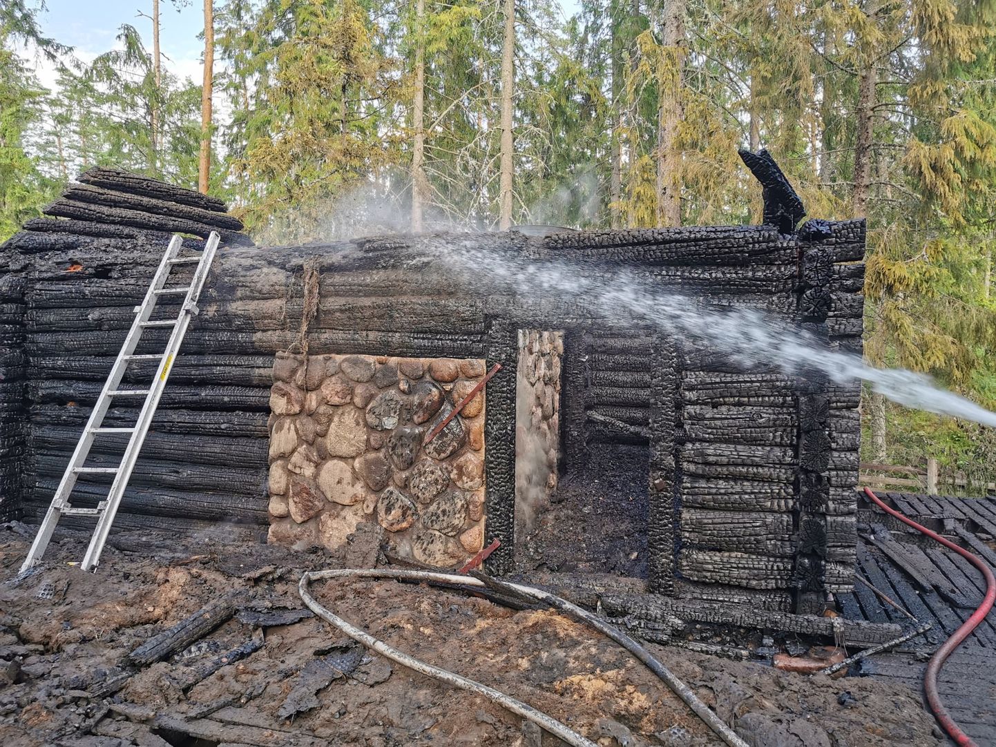 Põlva vallas Kiidjärve külas läks suitsusaun põlema.